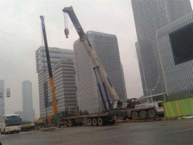 东宝区“自动找平”—— 吊车的 “平地神器” 技术